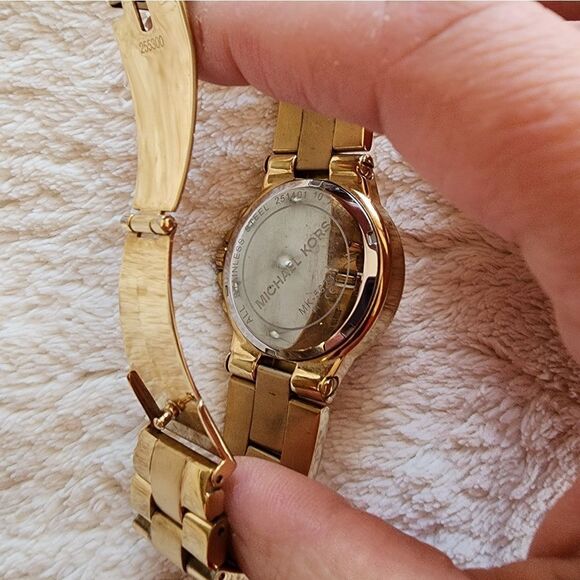 Women's original Michael Kors  Runway Gold-Tone Watch - Picture 3 of 6